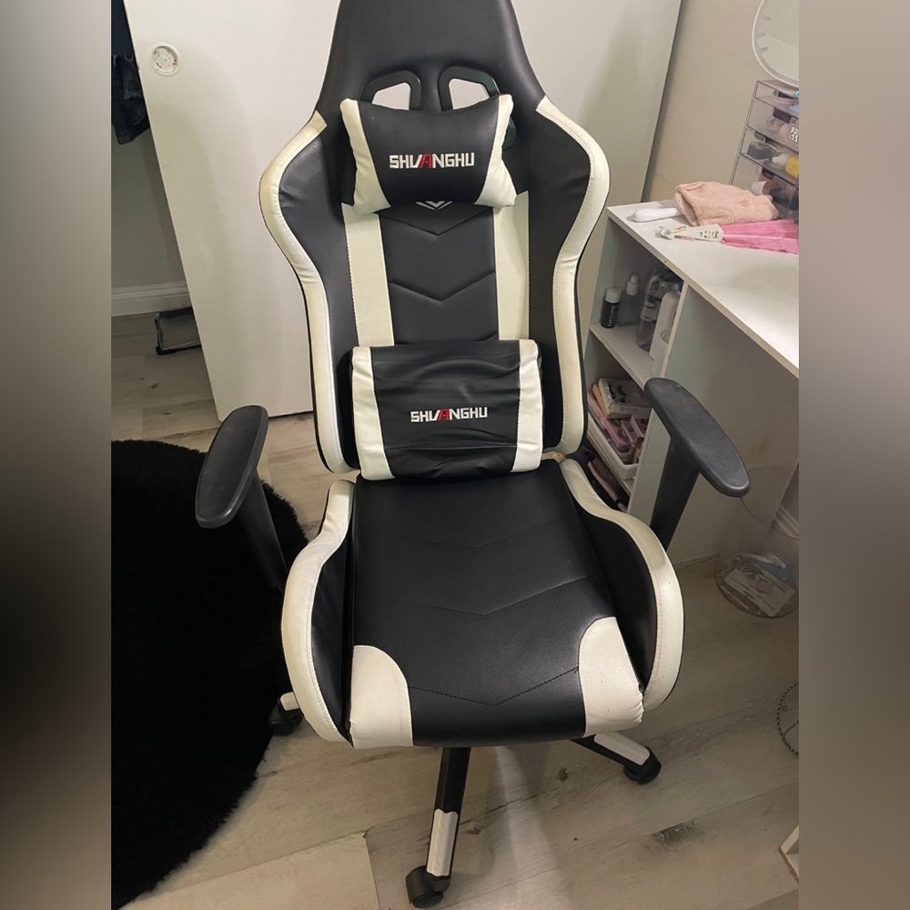 White and Black Shuvanghu gaming chair